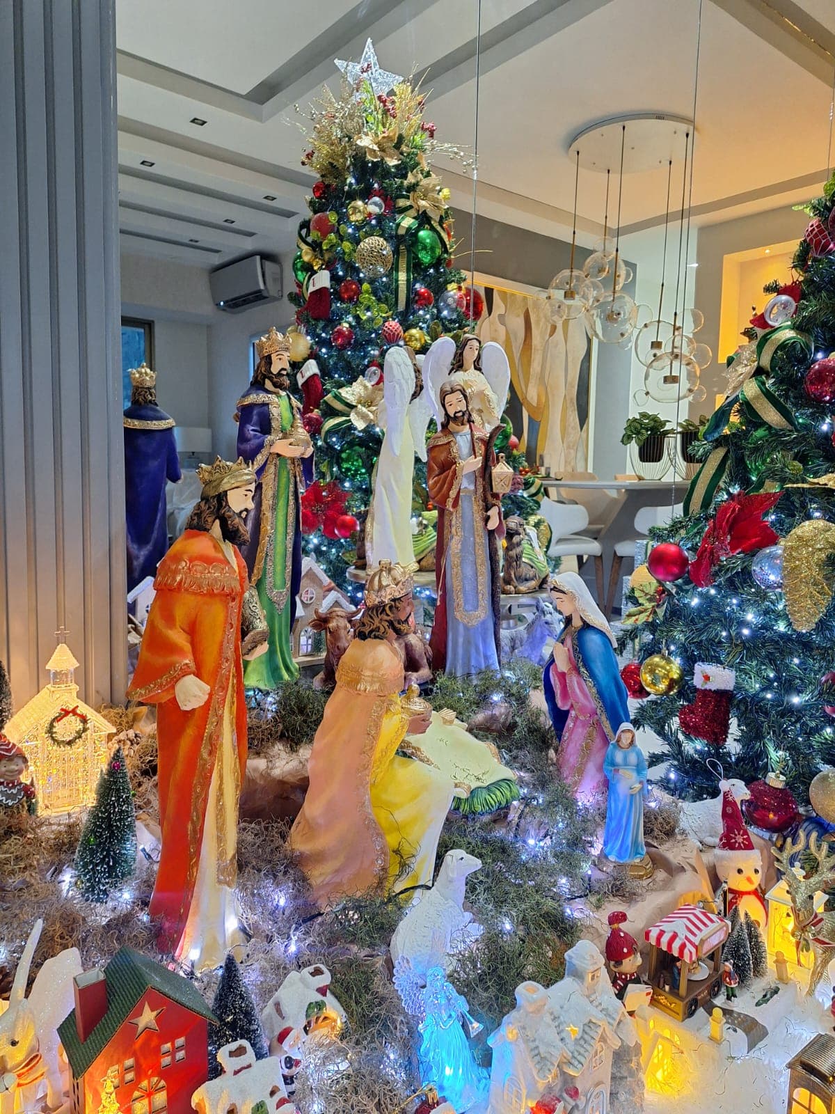 Detalle de los Reyes Magos junto al árbol decorado.