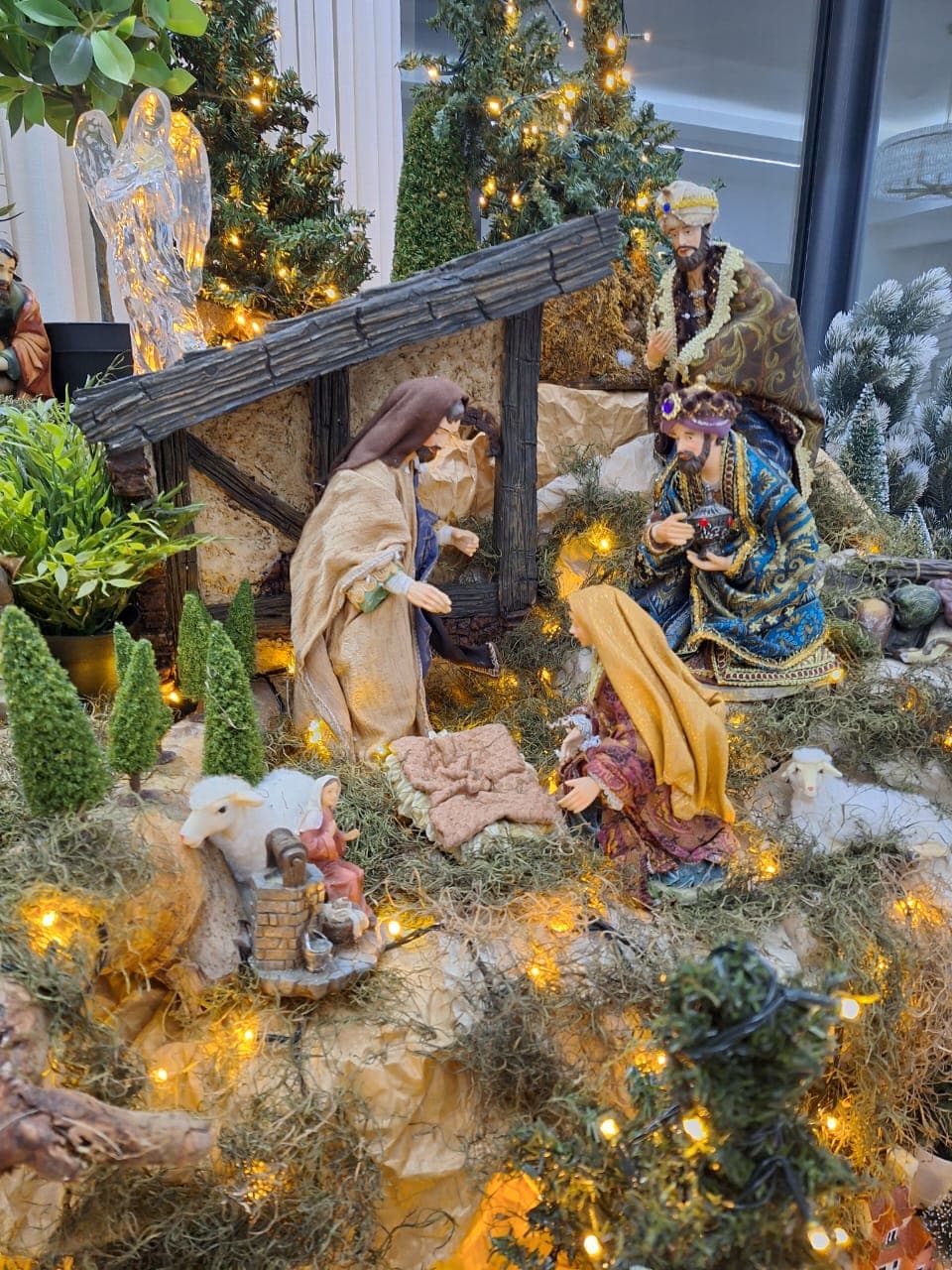 Detalle del pesebre con la Sagrada Familia y los Reyes Magos.